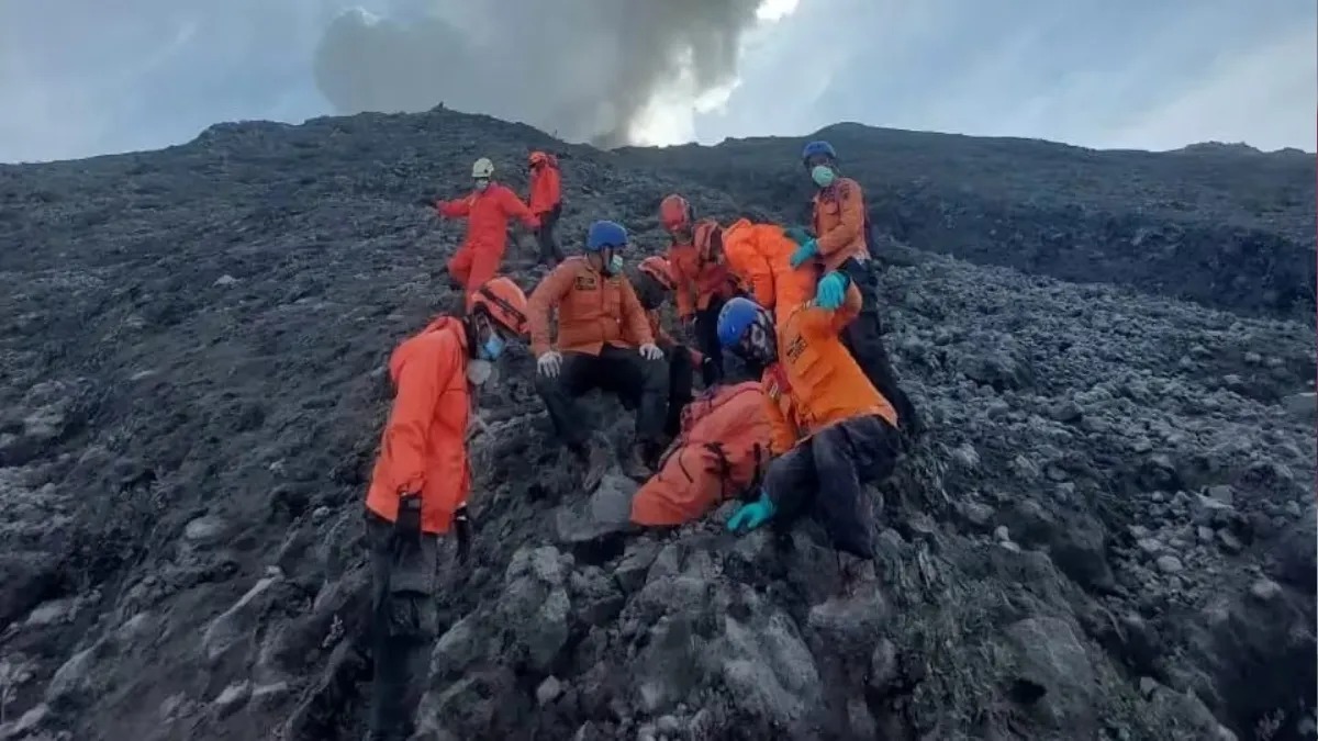 पोज दे रही थी महिला, 75 फीट की ऊंचाई से सीधे ज्वालामुखी में गिरी, हुई दर्दनाक मौत